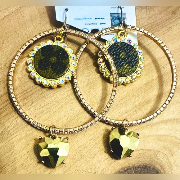 NWT Sandra Ling Gold Sparkling Heart Charm Earrings - Picture 2 of 11